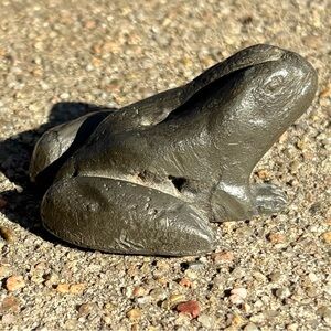 Old vintage miniature cast iron frog figure paperweight
